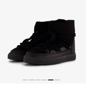 Svarta Inuikii - Snygga svarta boots från Inuikii Perfekta för kyligare väder med en stilren design. Tillverkade i skinn och mocka för en lyxig känsla. Passar mig som har både storlek 39/40. Pris kan diskuteras🩷🩷
