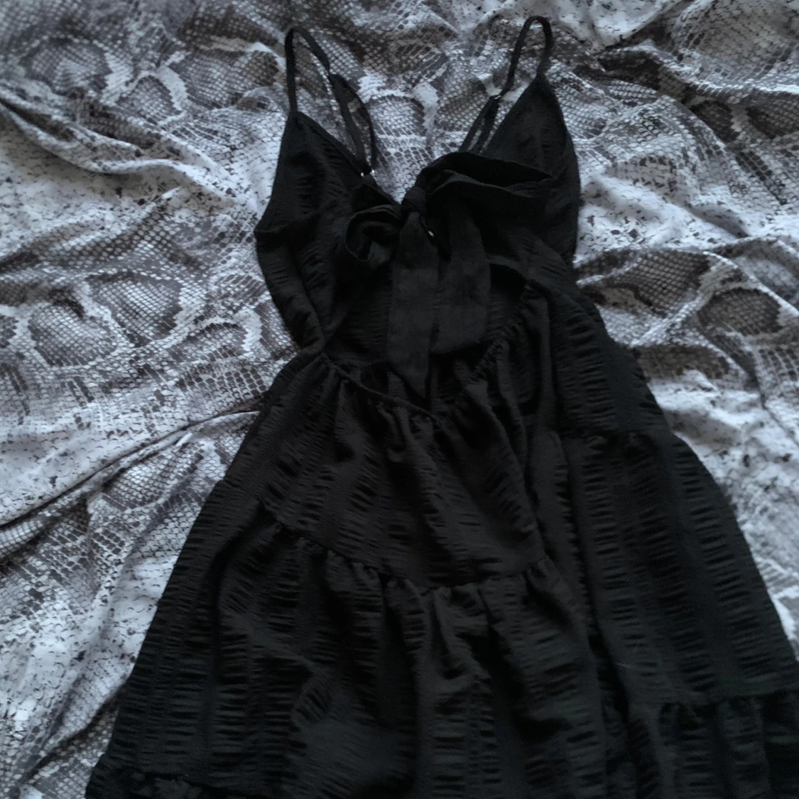 Svart klänning med volangdetaljer - 92