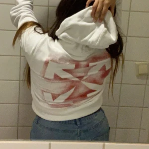 Äkta Off-White hoodie - Säljer en stilren vit hoodie från Off-White okänd storlek då det ej står men ungefär en M-S med röd text på framsidan och ett stort grafiskt tryck på ryggen. Säljer den billig för jag behöver bli av med den. Hoodien har en klassisk design med justerbar huva och långa ärmar. Den är äkta med alla lappar för att scanna🎀