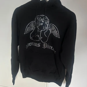 Svart hoodie med strassdetaljer -  svart hoodie från  'Precious Pieces' i storlek S. Knappt använd därför i nyskick!