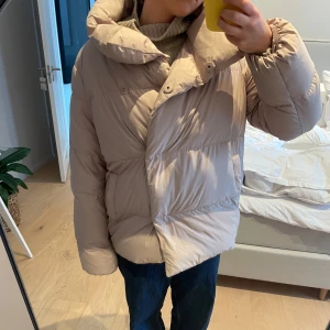 Beige/rosa dunjacka - Säljer en så fin beige rosa pufferjacka med dunfyllning från massimo dutti. Den är vattenavvisande och lättviktig, men ändå varm. Passar bra för höst och vinter. I superfint skick!!