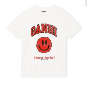Ganni t-shirt - Jätte fin t-shirt i från ganni. Har endast använt den ett fåtal gånger så i mycket bra skick (behövs dock strykas). Skulle säga att den passar s/m. Skriv för fler funderingar 🫶🏻