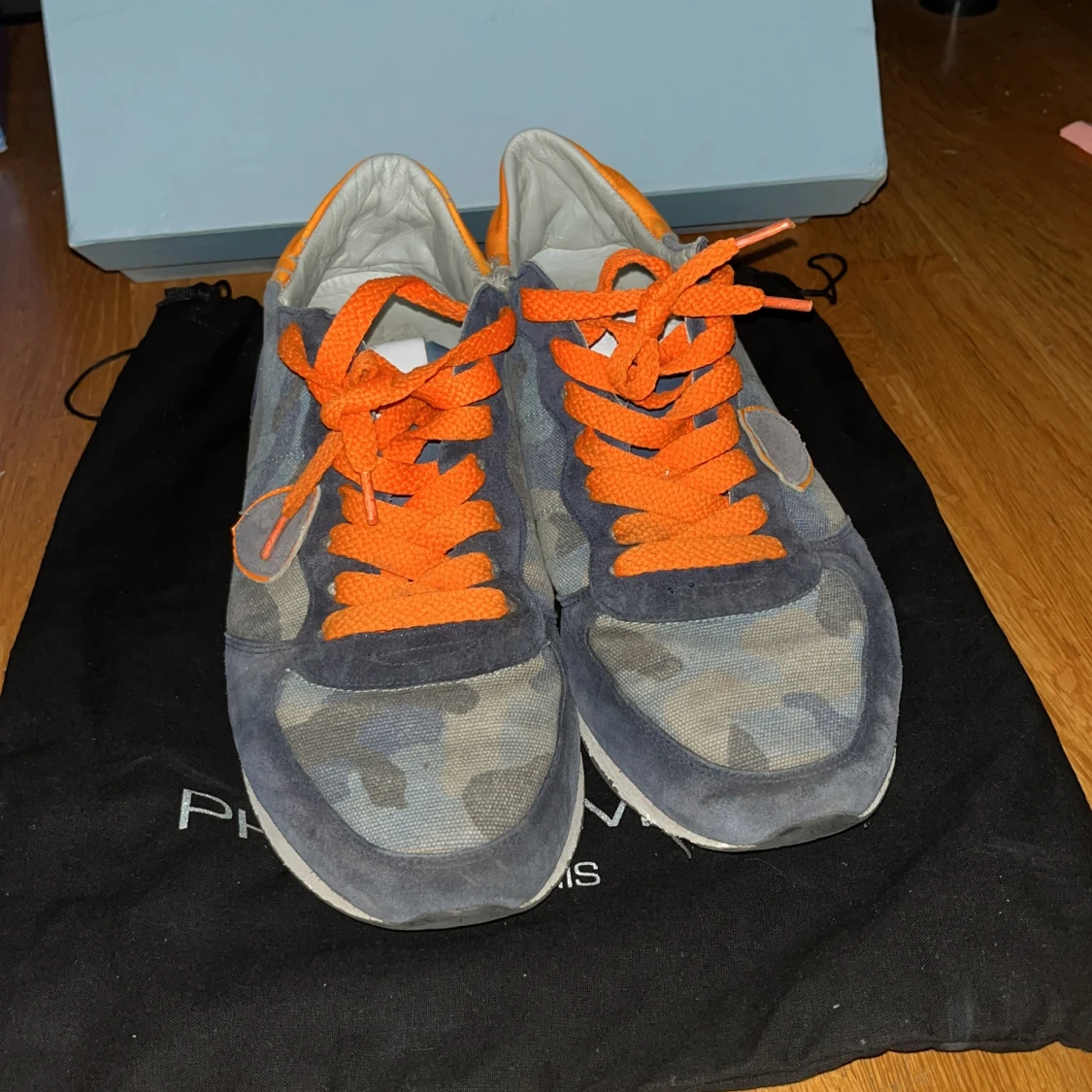 Camouflage sneakers med orange snörning