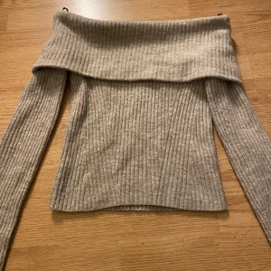 Off shoulder stickad tröja  - Från hm. Priset kan diskuteras💕