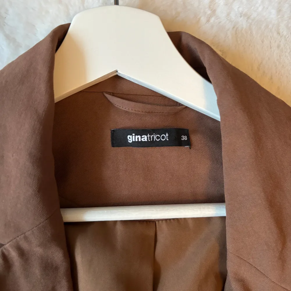 Snygg brun blazer från Gina Tricot. Endast använd en fåtal gånger, sälja då den bara hänger i garderoben. Takit.
