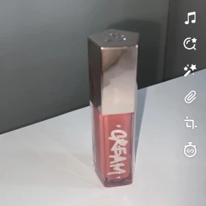 Fenty Beauty Gloss Bomb Cream i nyansen Fenty Glow - Säljer denna fenty läppglans som tyvärr inte passade mig, den är endast testad och är i nyskick!! Hör av er i dm för mer intresse ny pris 260 mitt pri 150.  💕💕