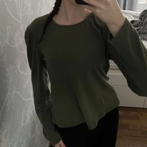 Olivgrön långärmad topp - Olivgrön långärmad topp med puffärm och rundad hals. Storlek M, jag är vanligtsvis i storlek S☺️