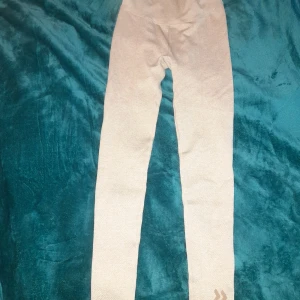 Beige leggings - Snygga beige leggings i stretchigt material. Perfekta för en bekväm och stilren look. Passar bra till både träning och vardag.