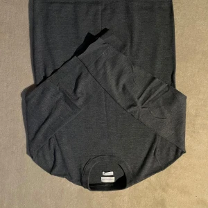 Mörkgrå tröja från These Glory Days - Säljer en stilren mörkgrå tröja från These Glory Days i mjukt material. Tröjan har långa ärmar och en klassisk rund halsringning. Perfekt för en minimalistisk look.