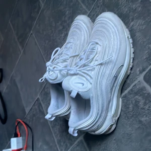 Vita nike air Max 97 - Säljer ett par vita Nike sneakers 