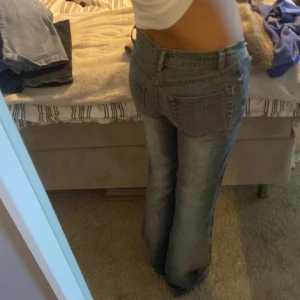 Blå bootcut jeans - Snygga blå lågmidjade bootcut jeans. De har en lätta slitningar. Hål precis under vänstra fickan men syns inte tydligt när man har på sig de. Skit snygg tvätt! Skriv vid intresse om fler bilder💕
