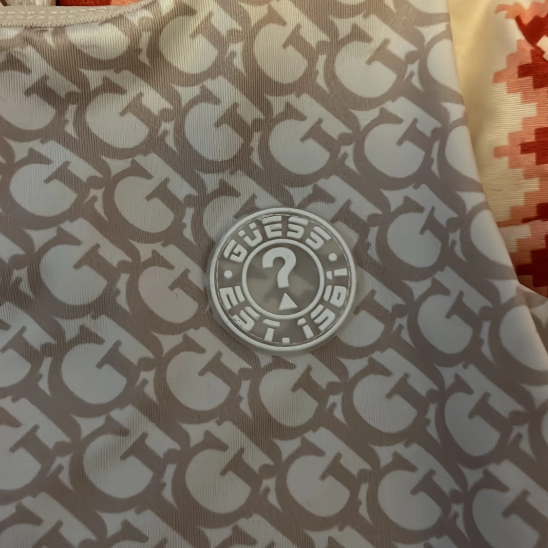 Beige mönstrad topp från Guess - 90