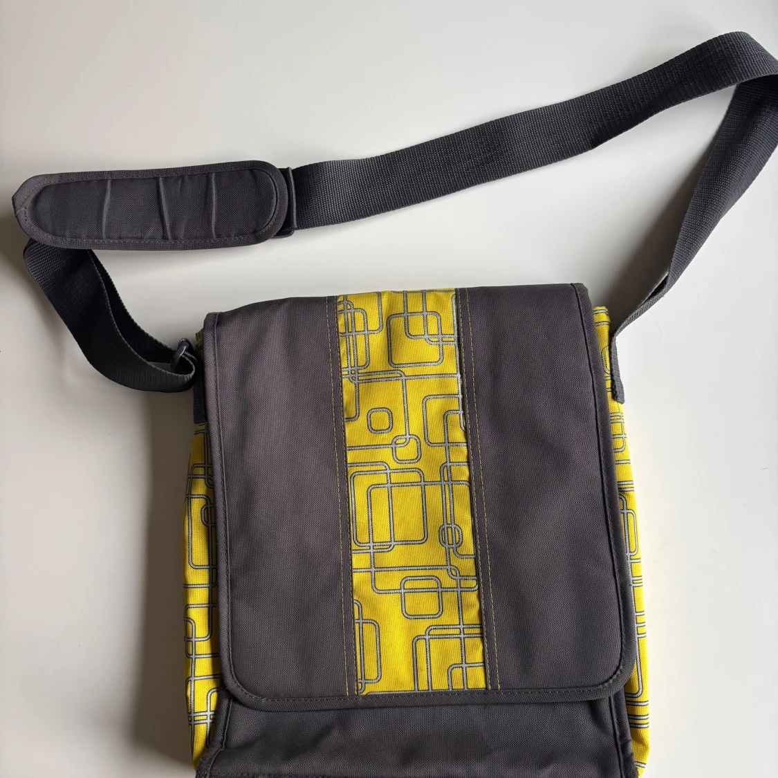 Grå och gul axelväska med geometriskt mönster
