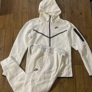 nike tech fleece tracksuit ev byte - Nike tracksuit som är i bra skick inga skador eller fläckar finns storlek M på både byxan och jackan kan bytas mot nått skoj