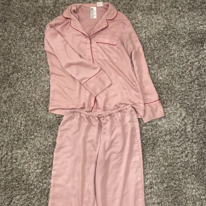 En silkes pyjamas  - Jätte skön pyjamas som inte kommer till användning