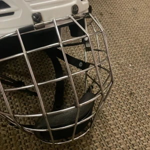 Jofa galler storlek M - Säljer mitt Jofa galler i storlek M då jag har slutat med hockey. Gallret är i väldigt bra skick nästan inget rost alls 