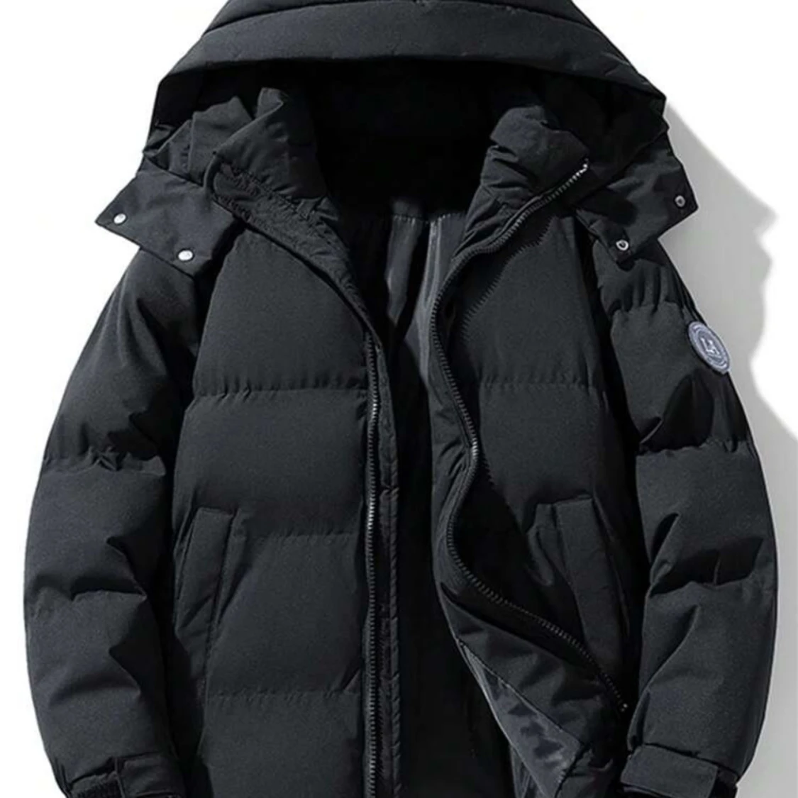 Svart dunjacka med huva