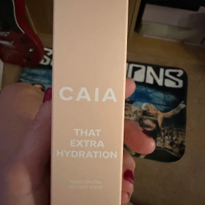 CAIA That Extra Hydration - Fuktgivande settingspray från CAIA som ger extra återfuktning. Perfekt för att hålla sminket på plats hela dagen med en fräsch känsla.