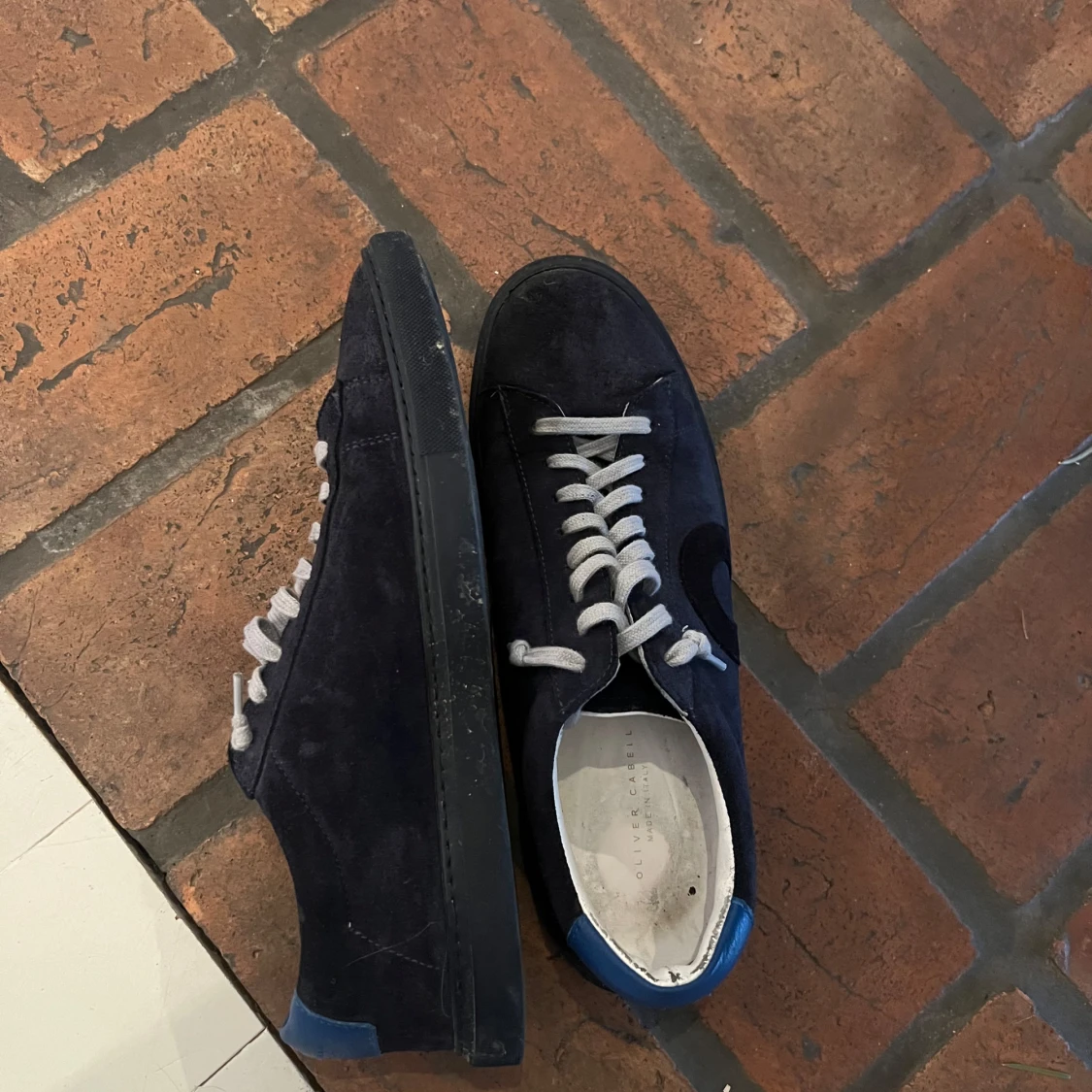 Mörkblå sneakers med mockadetaljer - 92