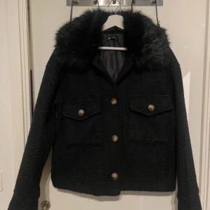 chelsea kappa - säljer nu min jätte fina chelsea kappa med päls, det precis ut som ny❤️one size men passar mig med XS/S🙏🏼