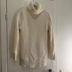 Stickad tröja - Vit stickad tröja med hög hals. Använd enstaka gånger och är i mycket bra skick utan skavanker. Super mjuk och skön. Storlek XS