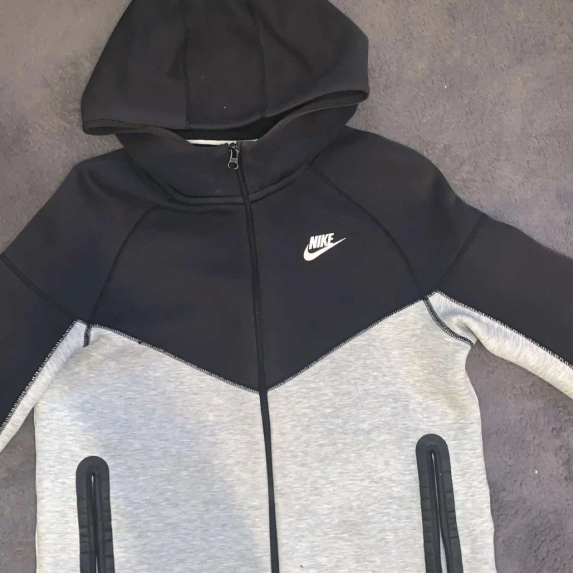 Svart och grå huvtröja från Nike