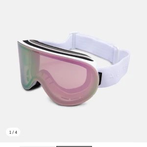 Skidglasögon från Everest - Snygga skidglasögon från Everest med en vit justerbar rem och rosa spegelglas. Perfekta för vintersport och skyddar mot bländande sol. Glasögonen är använda men ett fåtal gånger och sparsamt, dock lite repiga men inget som störs när man använder dom. 