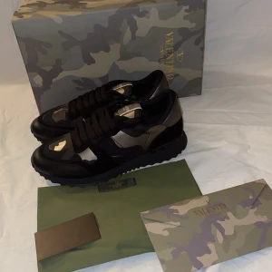 Valentino Rockrunners - Snygga Valentino Garavani sneakers med ett coolt camouflagemönster. Skorna har en robust sula och klassisk snörning. Perfekta för att ge din outfit en edgy touch.