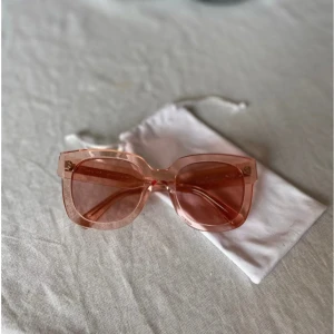 Rosa CHIMIS - Snygga trendiga rosa SHIMIS i str 08. Kommer med en praktisk vit förvaringspåse. Nästan oandvända, köpta för 1100. Skriv om ni har frågor💗