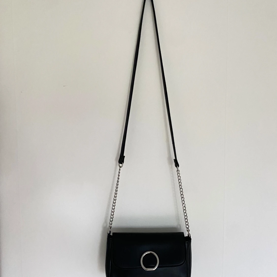 Svart axelväska med kedja