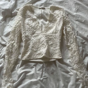 Vit Spetts topp från Nelly  - Jätte fin vit spetts topp från Nelly i storlek XS. Knappt använd. Pris kan diskuteras 