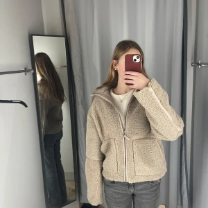 Beige teddyjacka - Mysig beige teddyjacka med dragkedja framtill. Super trendig och helt oanvänd! Från H&M St.l 170 ~ S.