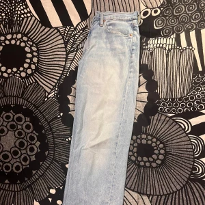 Ljusblå jeans från Levi's Premium - Snygga ljusblå jeans från Levi's Premium med klassisk femficksdesign och knapp och dragkedja. Perfekta för en avslappnad stil. Levi's logga syns på bakfickan.