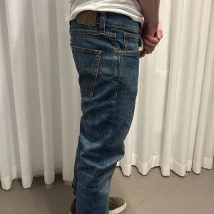Nudie jeans - Trendiga Nudie jeans med sjukt snygg passform!!💙midjemått 42 cm innerbenslängd 78 cm W31 L32
