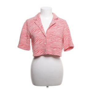 YTK-stil Rosa zebramönstrad croppad kofta, Zara - Snygg rosa croppad kofta från Zara med zebramönster. Den har korta ärmar och knappar framtill.