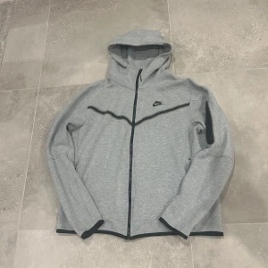 Nike tech - Tjena, säljer nu min nike tech då jag bytt stil, storlek L men skulle mer passar både L och M. Sömmen har gått upp lite där vid fickorna som ni kan se på bilderna mvh