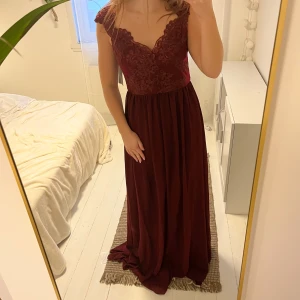 Balklänning - Så fin balklänning. Helt ny med prislapp kvar. Storlek 36. 