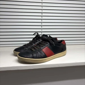 Saint Laurent skor - Säljer nu dessa unika och sjukt snygga saint Laurent i bra skick! Vid funderingar är det bara att skriva! Inget og