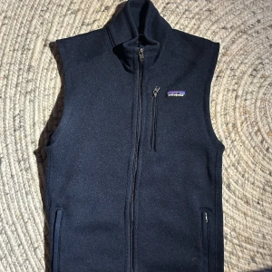 Mörkblå Patagonia Fleeceväst - Stilren mörkblå limiterad fleeceväst från Patagonia | 10/10 skick! | Söker snabb och effektiv affär därav priset 🙌 | Skriv vid minsta fundering 👍