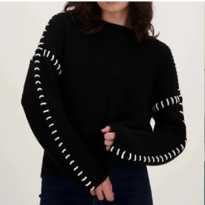 Stickad tröja - En fin stickad tröja från Gina Tricot med vita detaljer 💗