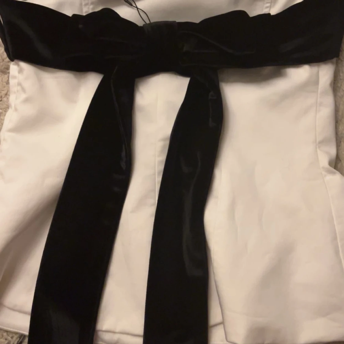 Vit tubtopp med svart rosett - 90