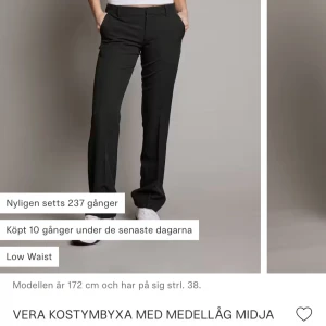Svarta kostymbyxor från Bik Bok - Snygga svarta kostymbyxor från Bik Bok med medelhög midja. Perfekta för en stilren look. Byxorna har en klassisk design med utsvängda ben och passar utmärkt till både vardag och mer formella tillfällen.💕de va svårt att ta bea bilder men skicka om du vill jag ska skicka fler bilder