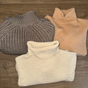 Tre stickade polotröjor i olika färger - Säljer tre mysiga stickade polotröjor i grått, beige och ljusbrunt. 