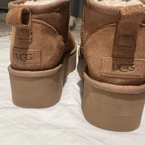 Bruna mocka boots från UGG - Säljer ett par bruna mocka boots från UGG i färgen chestnut med en platåsula. Helt oanvända.