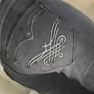 Lågmidjade bootcut jeans - Snygga svarta jeans med en broderad detalj på bakfickorna.  Från Madlady. Det är Elin Carlssons gamla. Midjemått tvärs över 35 cm
