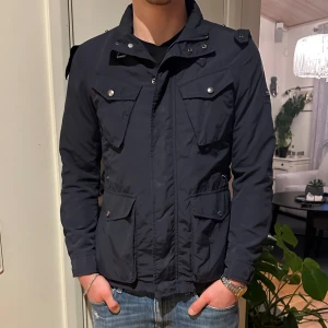 Woolrich Field Jacket  - Fet Field jacket från woolrich i storlek S. Bra skick 8/10. Skriv vid minsta fundering!!! Mvh Edde 