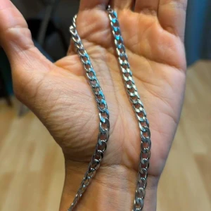 Silverfärgad kedja rostfrii - Snygg och stilren silverfärgad kedja med klassisk länkkonstruktion. Perfekt för att ge en extra touch till din outfit.