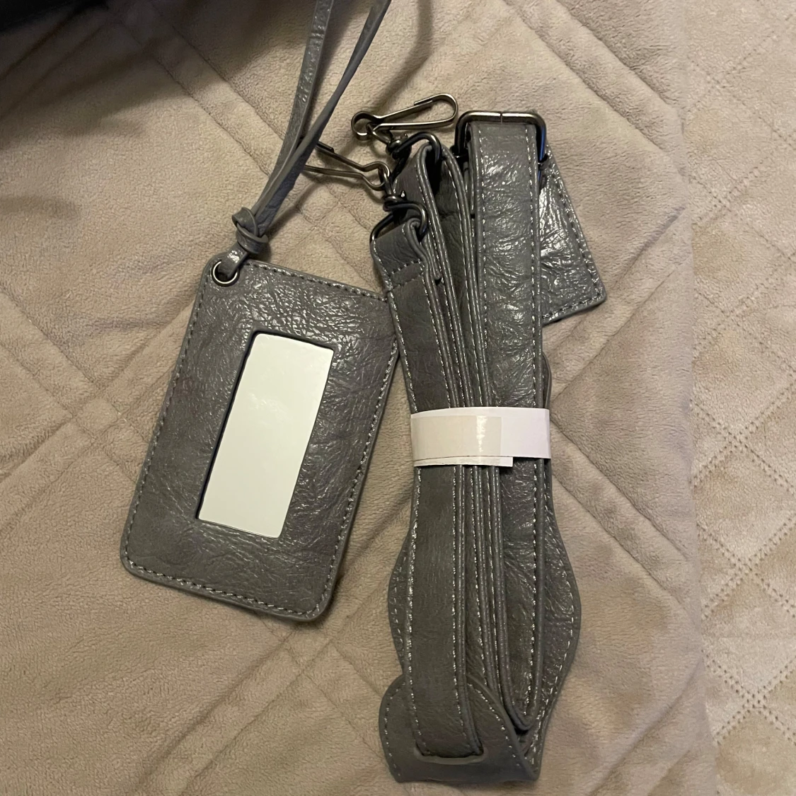 Grå axelväska med detaljer - 92