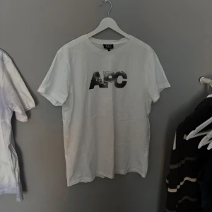 Vit t-shirt från A.P.C. - En riktigt skön och ovanlig t shirt från APC. Storlek M men kan nog passa en S också. Inga hål eller liknande. Hör gärna av dig vid frågor!