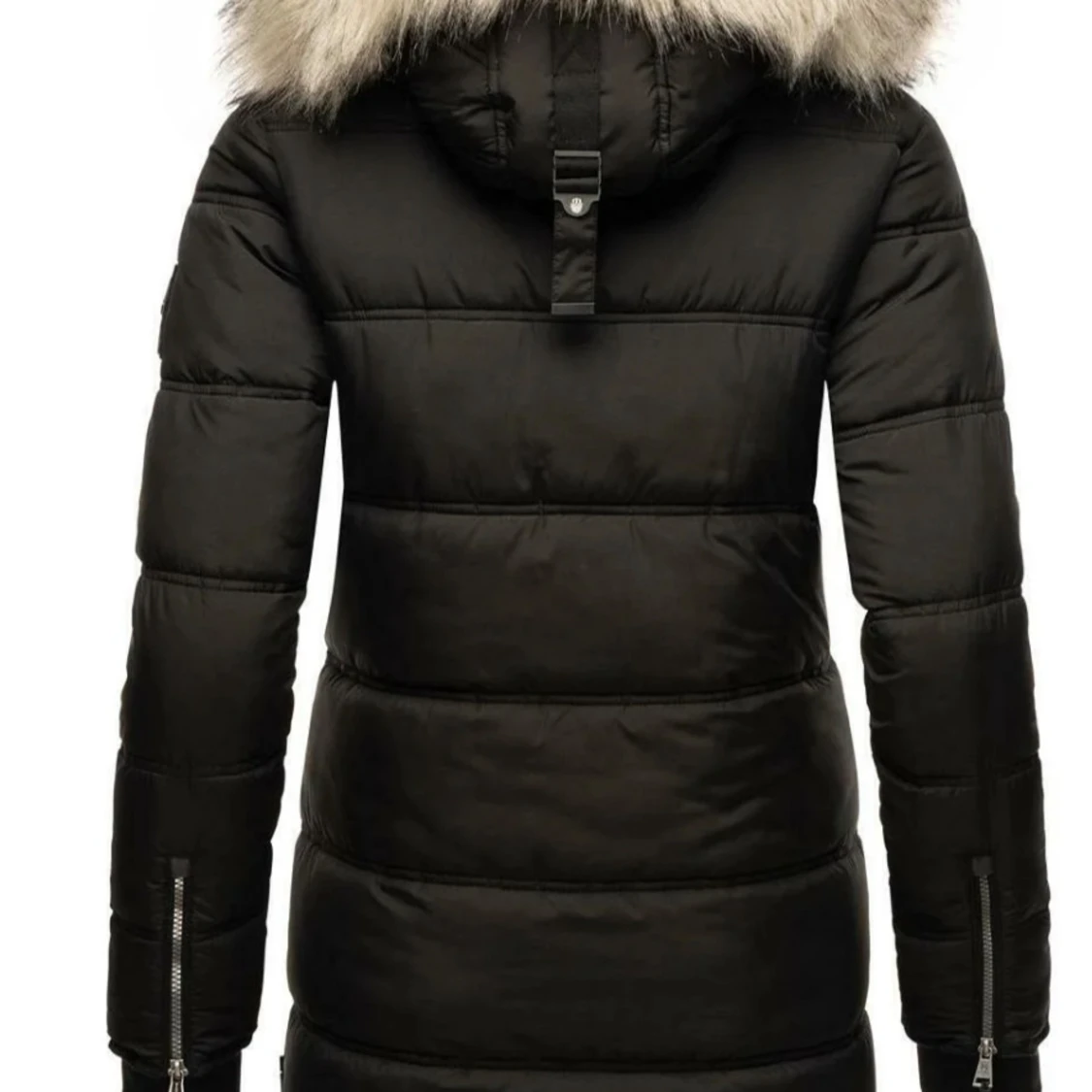 Svart pufferjacka med pälsdetaljer - 92